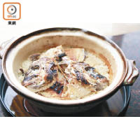沙鍋鯛魚飯不單魚肉鮮味夾雜飯香撲鼻，大廚更會即場為你細心拆肉拌飯。