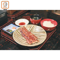 蒲燒鰻魚的鰻魚炭烤得乾身，燒汁則更濃郁兼帶點焦糖甜味，售￥4,600（HK$331）。