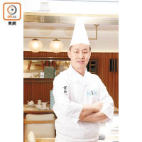 張峰師傅來自新加坡，他擅長炮製福建菜，而蟶子就是他最喜歡的食材之一，因其煮法多元化可演變成不同口味的菜式。