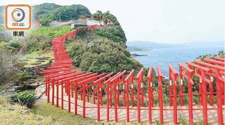 神社的123座紅色鳥居搶眼，兼與海上的龍宮之潮吹奇景相連，組成青山、藍天、碧海和紅鳥居的無敵色彩組合。