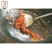 1. 起油鑊爆香「叻沙醬」所有材料炒至濃稠後，下椰汁炒勻成叻沙醬。