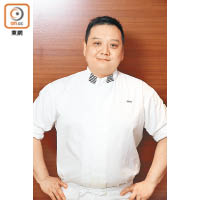 程逸雲師傅有22年烹調地道東南亞菜的經驗，曾在新加坡實習並專門鑽研星馬料理，現為屯門一間5星級酒店星馬食府的行政總廚。