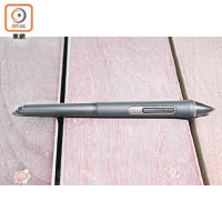 附設Wacom Pro Pen 2觸控筆，筆桿設有兩個快捷鍵，作右點、捲動等功能。