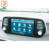 多媒體資訊娛樂系統對應中控台頂的7吋輕觸式顯示屏，並支援Android Auto及Apple CarPlay。