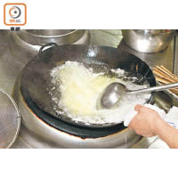 2.將蛋白、牛奶與粟粉拌勻，煮熱油後逐少下鍋。