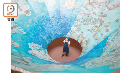 作品No.sd09「花壽波島的秘密」by 康夏奈（2013）：抬頭可360度看到島嶼，從頂俯瞰則是海底世界。