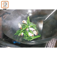 4. 炒熟魚卷及灼熟菜心，以豉油調味即成。