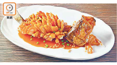 松鼠魚<br>蘇州名菜，是清代乾隆皇最愛吃的菜式之一，昂首翹尾的松鼠造型是這道菜的精粹，呈現出蘇菜精緻多變、刀法如神的特色，加上味道酸甜適中，肉嫩鮮香，叫人回味。