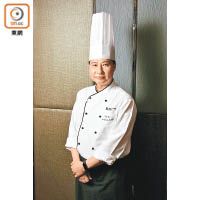 尤忠東師傅入行超過30年，曾在多間酒店及飲食集團任職，擅長烹調粵菜，現為旺角一間五星級酒店高級中菜廳行政助理總廚。