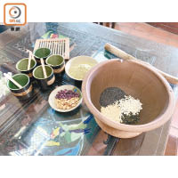 擂茶的材料包括有黑白芝麻、茶葉、大米、花生和綠豆，只需NT$120（約HK$31）即可試玩！