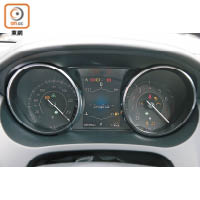 雙圈式儀錶板中央附設顯示屏，方便閱讀不同行車資訊。