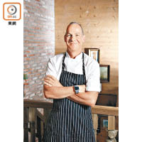 Chef David Parkin曾於倫敦麗思酒店、新澤西米芝蓮星級海鮮餐廳Village Bistro等任職，擅長處理肉類和海鮮，現為鰂魚涌一間特色扒房行政總廚。