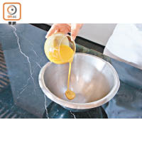 2. 蛋黃拂勻加入小碗內，用熱水坐熱。