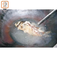 鰂魚煎香，加薑、陳皮、胡椒粒和水大火滾至奶白色成魚湯。