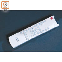 遙控器可簡單控制開關、切換視訊、調節亮度色彩等設定。