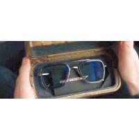 電影中的眼鏡盒更壓上「Stark Industries」字樣。