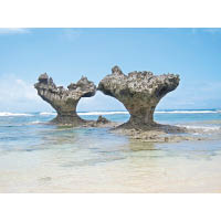 Tinu海灘對出海面有名為Heart Rock的心形岩石。