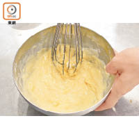 1. 麵粉和蛋先拌勻，再加水、生粉、鹽、生油和麻油拌勻攪至起筋，下點雞粉拌勻調味。