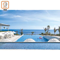 酒店中央設有Infinity Pool，配上全酒店的白色主調，散發希臘風情。