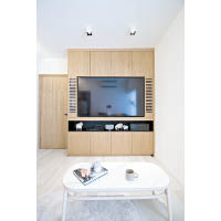 客廳<br>座地式設計的木色電視機櫃，中間位置特別用上黑色鏤空設計，減少壓迫感。