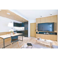 廚房<br>L形廚櫃以黑色焗油板材打造，具有分區與收納作用，規劃整齊。