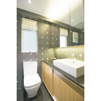 浴室<br>牆磚以黑色為主調，配以彩色菱形圖案作點綴，別具特色。
