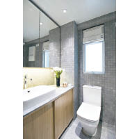 主人套房<br>套廁牆身鋪設方格灰磚，配上木色櫃，設計樸實。