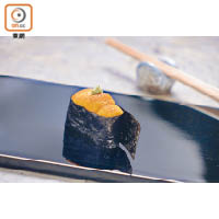 海膽軍艦：軍艦壽司做法簡單，紫菜既能遮蓋壽司飯的瑕疵，亦可避免海膽傾瀉，突出少許紫菜能保持口感香脆。