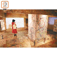 作品og07「The Space Flower．Dance．Ring（宇宙華．舞．環）」by 川島猛與Dream Friends（2010-2019）：色彩大膽的動態影像，全投影在老房子的天花板、牆壁和地板上。