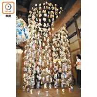 作品og13「記憶之瓶」by栗真由美（2013）：作品由玻璃瓶組成，遠看蠻像一盞大水晶燈。