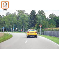 在彎多路窄的鄉郊道路，quattro四驅發揮作用，行車更見穩定。