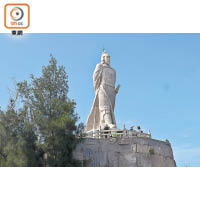 鄭成功石像高達9米，由其家鄉福建省南安市贈送。