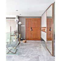 玄關<br>以清玻璃來分隔客廳，設以隱藏式座地鞋櫃和企身鏡。
