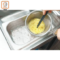 烚至剛好熟的麵條要即時放入冰水中冷卻，確保質感爽口又彈牙。