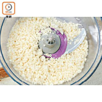 椰菜花去莖，以攪拌機打成米飯般碎粒；三色椒切粒，備用。