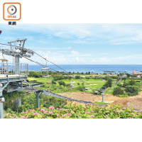 Ocean Sky從小山丘一路向大海延伸，是沖繩唯一的雙人登山吊椅。