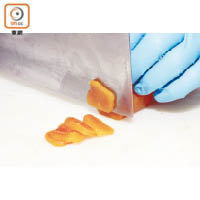 1. 開包裹烏魚子的蜜蠟，取出後切成薄片。