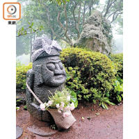 濟州島的守護神「石頭爺爺」，在植物園內亦添上花花新裝。