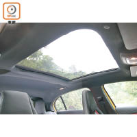 大面積天窗佔了車頂近三分之二，開揚度甚高。