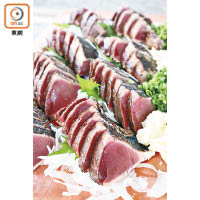切開的鰹魚肉可清楚看到它外熟內生，放入口隨即嘗到豐富的鮮甜肉汁。