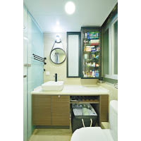 木色的洗手盆櫃配合全屋設計，簡約之餘又滲出暖意。