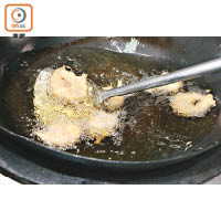2.鮮蝦用少許鹽、糖及生粉略醃後均勻地沾上炸漿，放入滾油中炸約1分鐘，撈起瀝乾油備用。