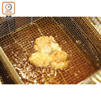 雞肉沾生粉，以160℃至170℃油溫炸熟。