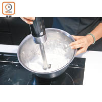 加沙糖後用攪拌器攪拌至沙糖完全溶化。
