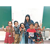 杜老師與學生一同歡度巴基斯坦聖誕派對，體驗種族融和。