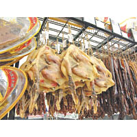 安徽、江南、四川等地也有出產板鴨，但名氣卻及不上南京，始終南京人一向擅長製作鴨饌。