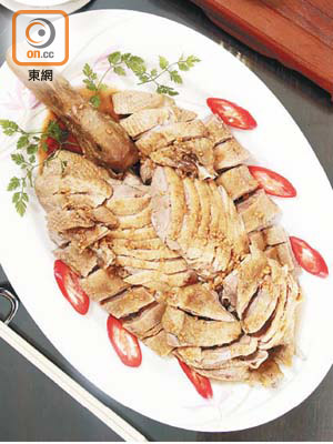 鹽水鴨<br>又叫桂花鴨，是南京的著名美食，也是當地人中秋必吃的菜式。傳統鹽水鴨其實並沒有用到桂花入饌，只是農曆8月桂花盛放，令此鴨也飄散花香而得名。