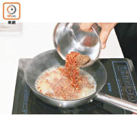 2.用慢火煮溶60克牛油，加辣椒碎同炒。