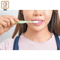 刷頭較小的牙刷，有助仔細清潔每顆牙齒。