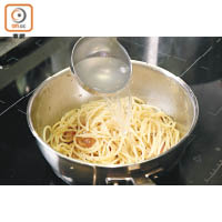 2. 放入黑椒碎、意粉拌勻，按需要加入煮過意粉的水拌勻至濃稠。